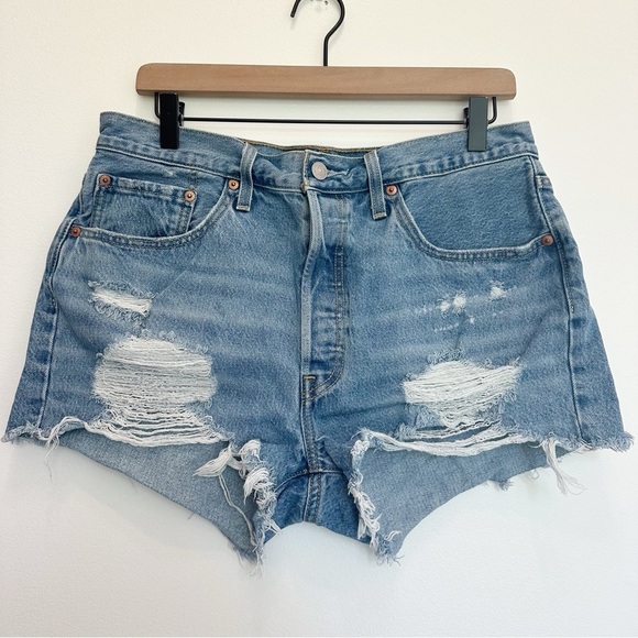 LEVI'S 501 High Rise Womens Denim Shorts Quiet Riot Medium Wash Distressed 31 - Picture 3 of 13